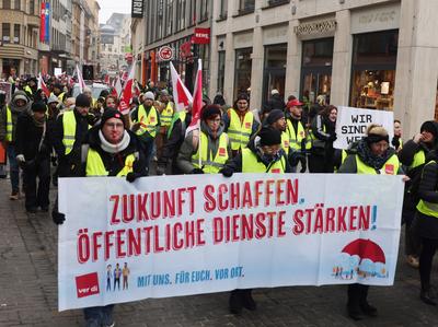 13.02.2025 Sachsen Anhalt Sachsen-Anhalt Sttreik Verdi ?ffentlicher Dienst mit Erziehern und Kinderg?rtnerinnen in Halle-stock-foto