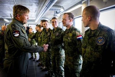 King visits Royal Air Force detachment in Estonia, ?mari, The Netherlands-stock-foto