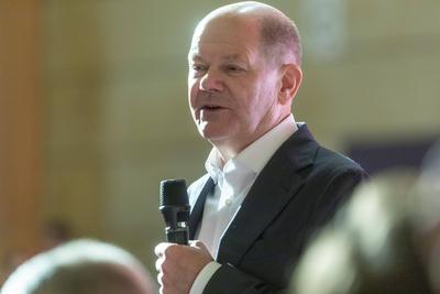 Reportage 13.02.2025 Townhall-Veranstaltung mit Bundeskanzler Olaf Scholz in der Stadthalle in F?rth, Bayern-stock-foto