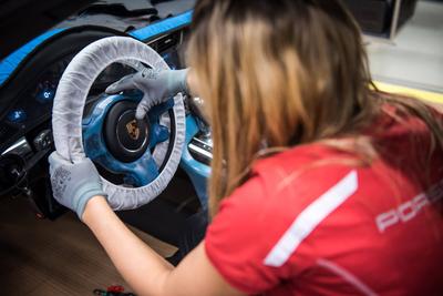 Porsche. Montage am Fliesband des stuttgarter Sportwagenbauer aus Zuffenhausen. Hier Fertigung des 911er sowohl von wei-stock-foto