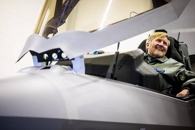 King visits Royal Air Force detachment in Estonia, ?mari, The Netherlands-stock-foto