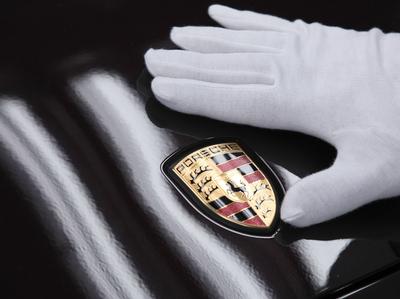 Porsche Werk Leipzig Leipzig, 28.06.11 JE - Symbolbild. Porsche Logo, Motorhaube des Porsche Panamera. Leipzig Germany *-stock-foto
