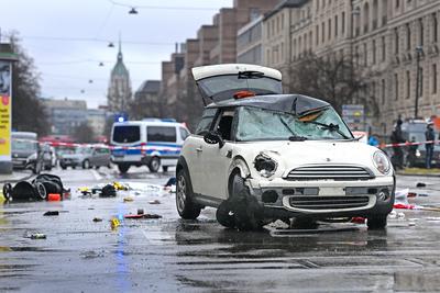 Asylbewerber steuert Auto in Demo Ð viele Verletzte-stock-foto