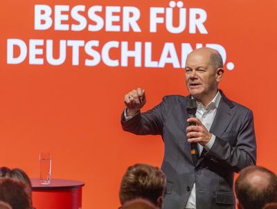 Reportage 13.02.2025 Townhall-Veranstaltung mit Bundeskanzler Olaf Scholz in der Stadthalle in F?rth, Bayern-stock-foto