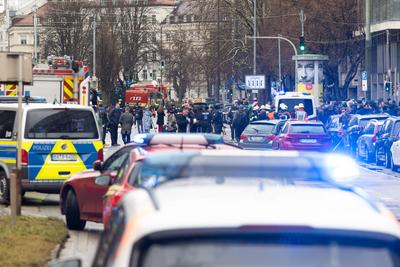 Auto rast in Muenchen in Verdi-Demo-stock-foto