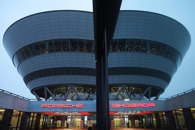 13.12.2018, Leipzig, DEU, Eingang des Kundenzentrum des Porsche Werks in Leipzig. *** 13 12 2018 Leipzig DEU Entrance t-stock-foto
