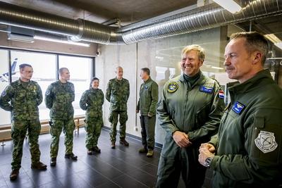 King visits Royal Air Force detachment in Estonia, ?mari, The Netherlands-stock-foto