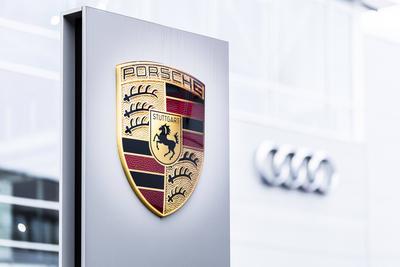 Logo von Audi und Porsche, aufgenommen in Berlin, 01.02.2022. Berlin Deutschland *** Logo of Audi and Porsche taken in-stock-foto