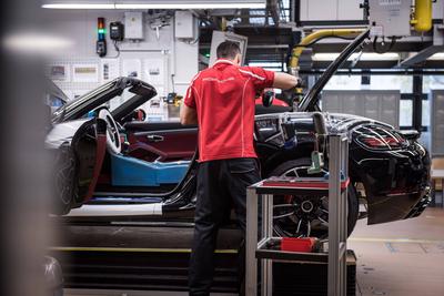 Porsche. Montage am Fliesband des stuttgarter Sportwagenbauer aus Zuffenhausen. Hier Fertigung des 911er sowohl von wei-stock-foto