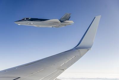 King visits Royal Air Force detachment in Estonia, ?mari, The Netherlands-stock-foto