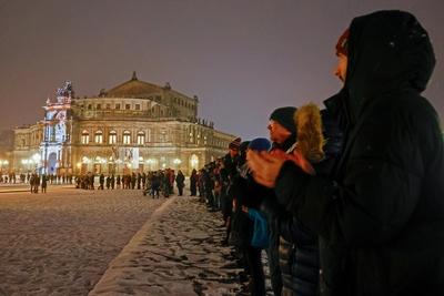 Dresden erinnert an Zerstoerung vor 80 Jahren-stock-foto