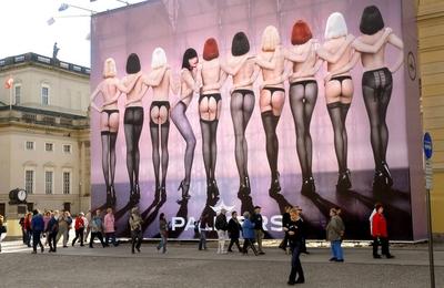 Bildnummer: 51472980  Datum: 10.10.2006  Copyright: imago/PEMAXPassanten vor einem Werbeplakat von Palmers in Berlin, Personen , Objekte; 2006, Berlin, Werbeplakate, Plakat, Passant, Fu?g?nger, Werbung, Reklame, Textilindustrie; , quer, Kbdig, Totale, Industrie, Wirtschaft, Deutschland,  ,-stock-foto