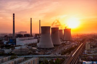 Factories and high-speed trains in backlight. PUBLICATIONxNOTxINxCHN 585016876972114064-stock-foto