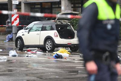 Asylbewerber steuert Auto in Demo Ð viele Verletzte-stock-foto