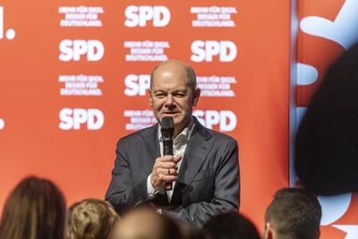 Reportage 13.02.2025 Townhall-Veranstaltung mit Bundeskanzler Olaf Scholz in der Stadthalle in F?rth, Bayern-stock-foto