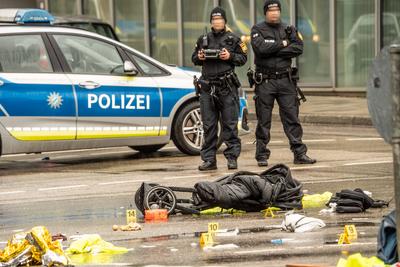 Terroranschlag in M?nchen, Auto f?hrt in Menschenmenge, zerst?rter Kinderwagen am Tatort, M?nchen, 13. Februar 2025-stock-foto