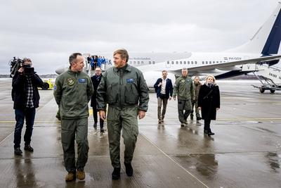 King visits Royal Air Force detachment in Estonia, ?mari, The Netherlands-stock-foto