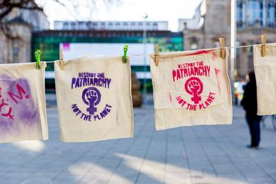 DEUTSCHLAND, NIEDERSACHSEN, HANNOVER, 08.03.2021 - Internationaler Frauentag - Kleine Transparente mit der Aufschrift De-stock-photo