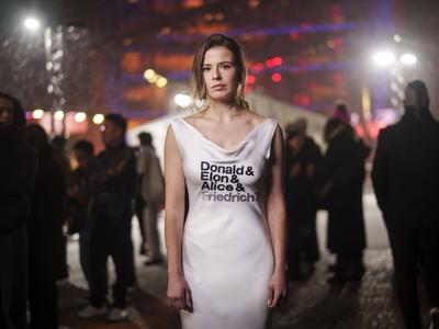 Luisa Neubauer in Statement Kleid-stock-foto