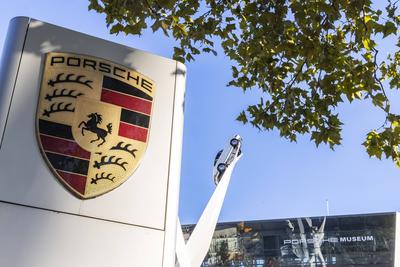 Porsche-Aktie kommt Ende September: VW-Tochter Porsche vor B?rsengang mit Milliardenbewertung. Porscheplatz Stuttgart-Zu-stock-foto