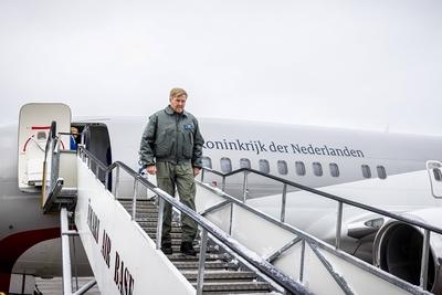 King visits Royal Air Force detachment in Estonia, ?mari, The Netherlands-stock-foto