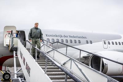 King visits Royal Air Force detachment in Estonia, ?mari, The Netherlands-stock-foto