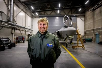 King visits Royal Air Force detachment in Estonia, ?mari, The Netherlands-stock-foto