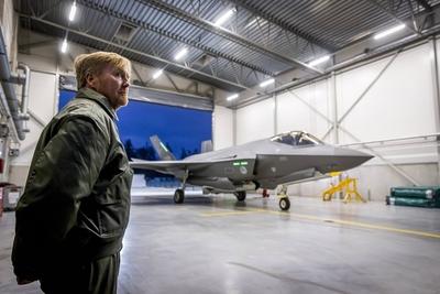 King visits Royal Air Force detachment in Estonia, ?mari, The Netherlands-stock-foto