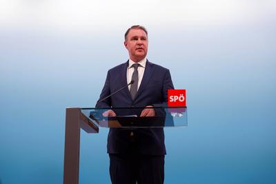13.02.2025: ?sterreich, Wien, Europa: Pressekonferenz - Statement von SP?-Chef Andreas Babler nach dem SP?-Bundesparteip-stock-foto