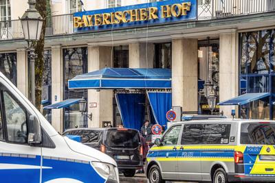 Polizei sichert das Hotel Bayerischer Hof einen Tag vor Beginn der M?nchner Sicherheitskonferenz 2025, M?nchen, 13. Februar 2025-stock-foto