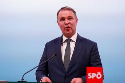 13.02.2025: ?sterreich, Wien, Europa: Pressekonferenz - Statement von SP?-Chef Andreas Babler nach dem SP?-Bundesparteip-stock-foto
