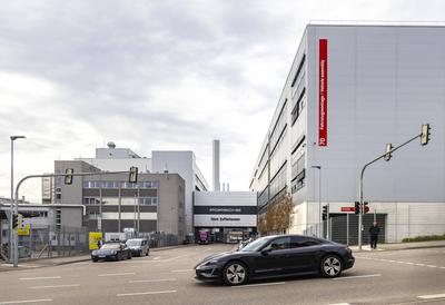 Produktionshalle von Porsche, Stuttgart-Zuffenhausen. // 16.02.2024: Stuttgart, Baden-W?rttemberg, Deutschland, Europa *-stock-photo
