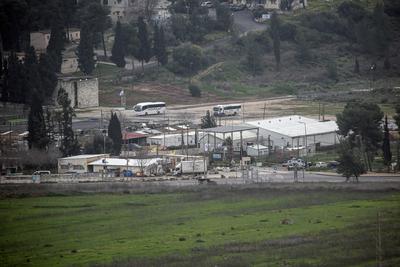 View of the Israeli Hawara camp. After a Palestinian tried to run over soldiers at the Shomron military gate, the car was shot at, killing the Palestinian-stock-foto