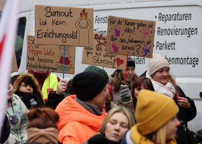 News Bilder des Tages 13.02.2025 Sachsen Anhalt Sachsen-Anhalt Sttreik Verdi ?ffentlicher Dienst mit Erziehern und Kinde-stock-foto
