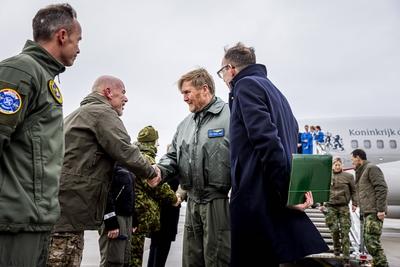 King visits Royal Air Force detachment in Estonia, ?mari, The Netherlands-stock-foto