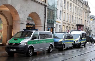 Polizeifahrzeuge der Bayerischen Polizei sichern den Bereich um das Hotel Bayerischer Hof zur M?nchner Sicherheitskonferenz 2025.-stock-photo