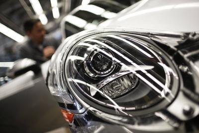 Bildnummer: 59102053  Datum: 18.01.2013  Copyright: imago/PPfotodesignFliessbandproduktion im Porschewerk 2. Porsche Werk Zuffenhausen Wirtschaft x0x xsk 2013 quer premiumd Porsche Stuttgart Baden-W?rttemberg Autobauer Sportwagen Produktion Fliessband Herstellung Nobel VW Konzern Porsche AG zusammenbauen Individuell  59102053 Date 18 01 2013 Copyright Imago PPfotodesign Assembly line production in Porsche Factory 2 Porsche Work Zuffenhausen Economy x0x xSK 2013 horizontal premiumd Porsche Stuttgart bath Wuerttemberg Automobile manufacturer Sports cars Production Assembly line Production Nobel VW Group Porsche AG together Individually-stock-foto