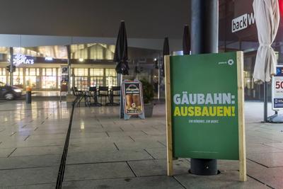 Wahlplakat zur Bundestagswahl 2025 vor dem Bahnhof in Singen. Die Partei DIE GR?NEN fordern einen Ausbau der G?ubahn, di-stock-foto