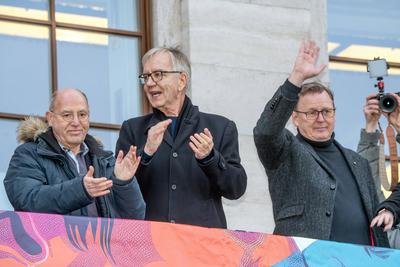 Silberlocken Gysi, Bartsch, Ramelow, Balkonrede an ihre Anh?nger, Wahlkampf Die Linke, Leipzig, 14. Februar 2025-stock-foto
