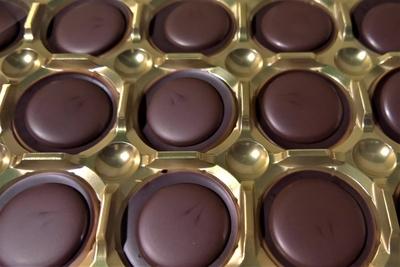 Toffifee, Suessigkeit aus Nuss mit ueberzogener Schokolade von der August Storck KG. Die August Storck KG ist ein Suess-stock-foto