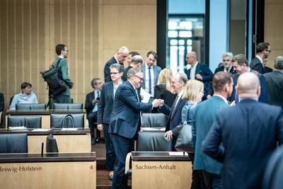 1051. Sitzung des Bundesrates - Mario Voigt, Ministerpr?sident Th?ringen, mit Reiner Haseloff, Ministerpr?sident Sachsen-Anhalt (in der Bildmitte von links) im Deutschen Bundesrat-stock-foto