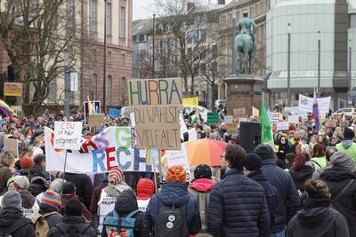 Kundgebung gegen Rechts-stock-foto