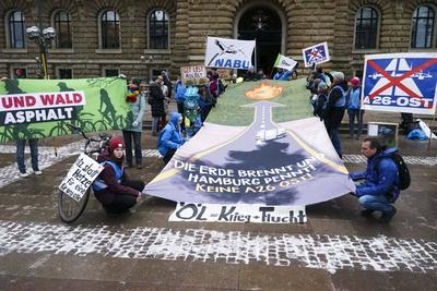 Baqnner mit der Aufschrift Die Erde brennt - Keine A 26 Autobahn auf der Friday for Future Demo mit Ca. 2000 Teilnehmer am 14.02.2025 in Hamburg Auf dem Rathausmarkt demonstrierten heute Friday for Future, der Nabu,die Omas gegen Rechts und weitere Vereinigungen gemeinsam f?r mehr Klimaschutz und gegen den Rechtsruck in der Gesellschaft. HH Deutschland *** Baqnner with the inscription Die Erde brennt Keine A 26 Autobahn auf der Friday for Future Demo mit Ca 2000 Teilnehmer am 14 02 2025 in Hamburg On the Rathausmarkt today Friday for Future, Nabu, Omas gegen Rechts and other associations demonstrated together for more climate protection and against the shift to the right in society HH Germany-stock-foto