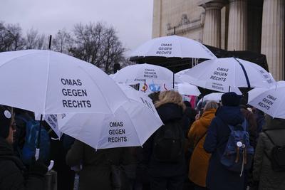 Omas gegen Rechts auf Klimakundgebung auf K?nigsplatz-stock-foto