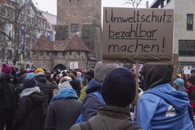 14.02.2025, Klimastreik FFF, N?rnberg: Unter dem Motto Die Ampel ist Geschichte wir die Zukunft! nahmen in N?rnberg mehr-stock-foto