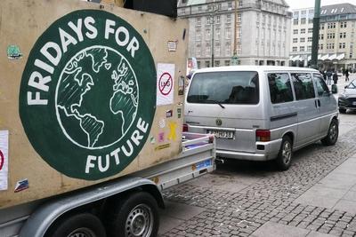 Ironischerweise ist die Umweltbewegung gegen den Diesel und verteufelt diesen symbolisch. Aber f?r die eigenen Zwecke nutzt Friday for Future ein Dieselfahrzeug. Wird hier mit zweierlei Ma? gemessen Umweltsenator Jens Kerstan auf der Friday for Future Demo mit Ca. 2000 Teilnehmer am 14.02.2025 in Hamburg Auf dem Rathausmarkt demonstrierten heute Friday for Future, der Nabu,die Omas gegen Rechts und weitere Vereinigungen gemeinsam f?r mehr Klimaschutz und gegen den Rechtsruck in der Gesellschaft. HH Deutschland *** Ironically, the environmental movement is against the diesel and demonizes it symbolically But Friday for Future uses a diesel vehicle for its own purposes Is there a double standard here Environmental Senator Jens Kerstan at-stock-foto
