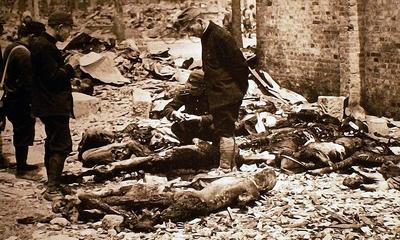 BOMBING OF TOKYO Japanese policemen identifying victims of the American bombing. 10th March 1945. It was part of a serie-stock-foto