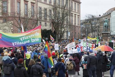 Kundgebung gegen Rechts-stock-foto