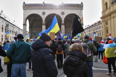 M?nchen, Bayern, Deutschland, 15.02.2025: Odeonsplatz: Pro-Ukraine-Demo: Demonstranten haben sich mit Fahnen versammelt-stock-foto