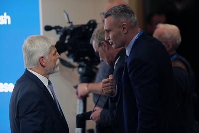 Der Staatspr?sident der Tschechischen Republik, Petr Pavel (links) im Gespr?ch mit dem B?rgermeister von Kiew, Vitali Klitschko an der M?nchner Sicherheitskonferenz.-stock-foto